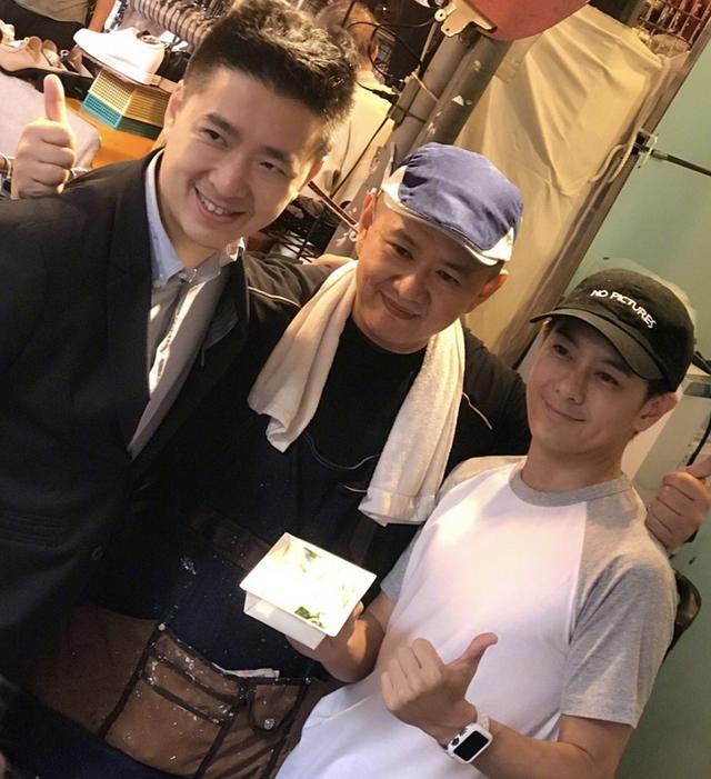 林志颖弟弟樱花树下拍全家福，儿女双全长得像龙凤胎，幸福温馨