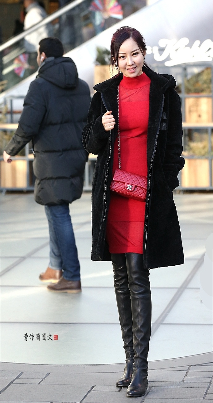 街拍:穿皮裤搭配高筒靴的美女