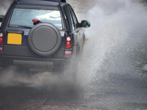 汽车开久了汽车最容易损坏的零件要及时更换，以免发生事故