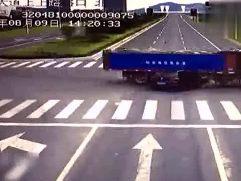 大众旅行车闯红灯直接钻进大货车底，结果变成这样