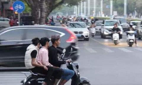 电动车再次被针对，安装挡风罚50元，交警：为了大家着想