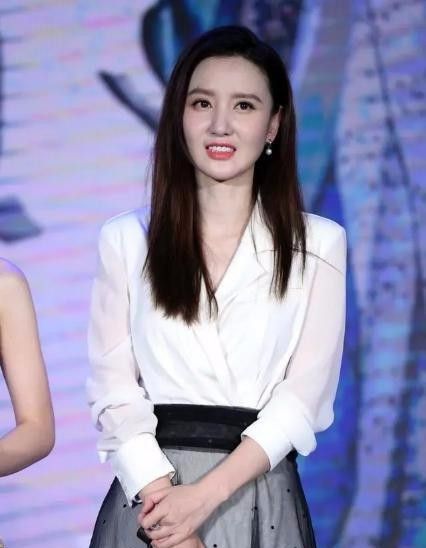 张萌终于放大招穿无袖连体装尽显3d身材172身高美极了