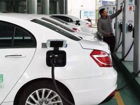 大爷买新能源接孙子，结果因充电被罚150，大爷：这不是坑人吗？