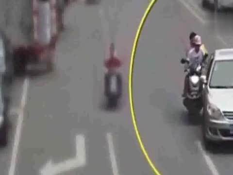 电动车心这么大，马路中间行驶结果轿车将其制裁！