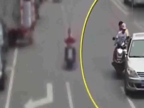 电动车心这么大？轿车看不下去了，结果直接将其别倒！