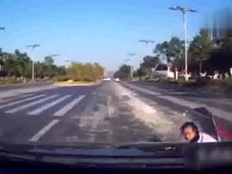 电动车女孩横穿马路，视频车直接服了，视频车拍下这大胆的行为