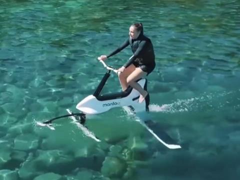 国外研发出一款可以在水里骑的自行车，最高时速可达每小时20公里