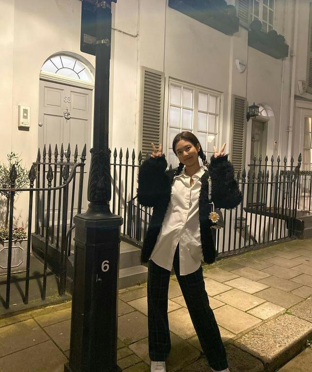 JENNIE最新照Instagram,jennie最新ins图片 jennie旅游照更新,白衬衫格纹裤搭毛外套,保暖休闲又时尚