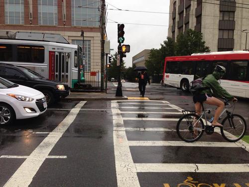 前车突然刹车,后车反应不及撞上去,哪一方应该负全责?