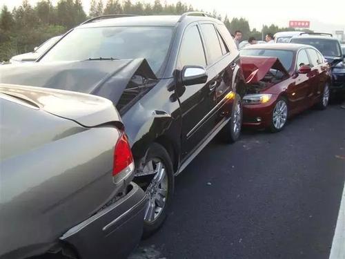 前车突然刹车,后车反应不及撞上去,哪一方应该负全责?