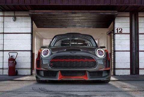 某些汽车贴有“蓝紫红”三色带，是什么意思？很多人因此闹笑话