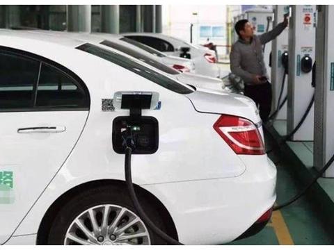 大爷买新能源接孙子，结果因充电被罚150，大爷：这不是坑人吗？