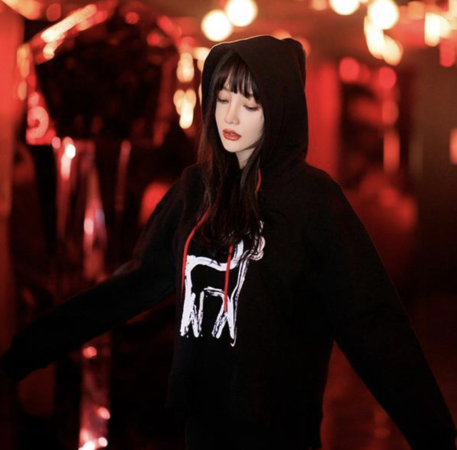 网红评测李小璐自创服装：价格小贵，质量与做工也没好到哪去！