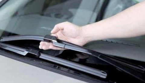 雨刮器刮不干净？还有“吱吱”异响声？掌握一个小技巧很管用！