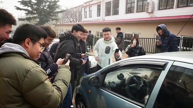 十几个大学生围堵汽车拍照,以为是辆罕见的豪车,走近一看笑喷