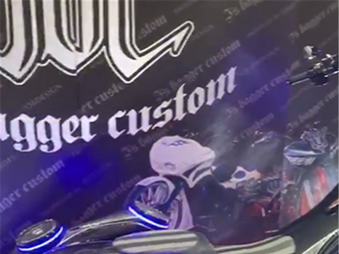 定制版哈雷，配“鲨鱼”车头，排量1202CC，还自带氛围灯