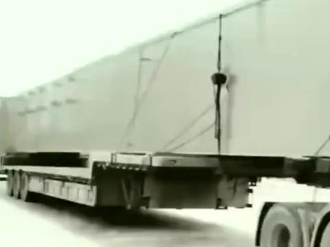 这样长的大货车，开车的居然是个姑娘，你敢相信吗？
