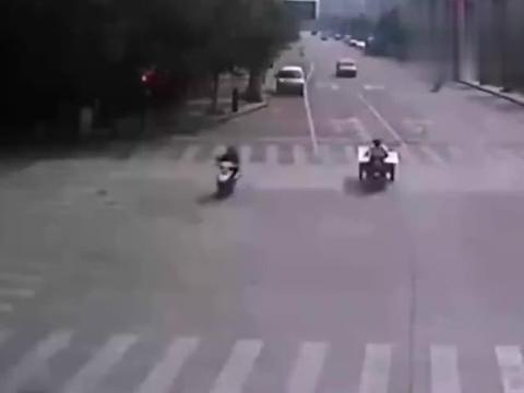 骑电动车送孩子上学闯红灯， 被女司机驾驶丰田双杀