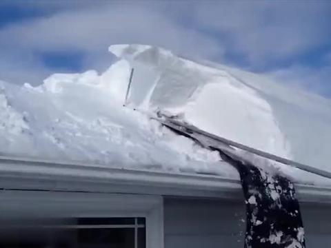 农村牛人自制屋顶除雪神器！你觉得怎么样？