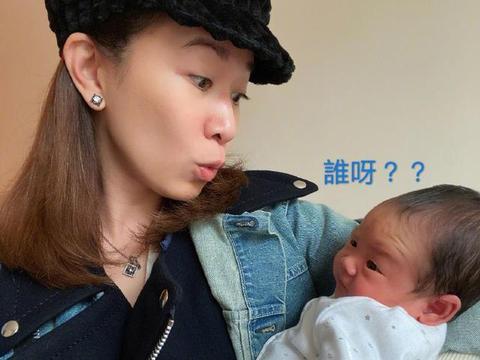 45岁的佘诗曼抱着刚出生的婴儿开心宣布：简单的幸福