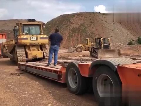 拖车运输重型工程机械，看看推土机是如何上车的