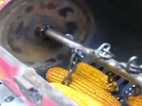 小伙用废旧物品制作的玉米脱粒机，真是太聪明了！