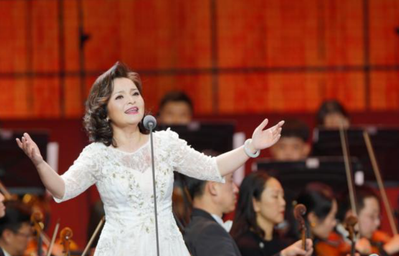 歌唱家吴碧霞女儿太优秀!5岁就登国家舞台献唱,台风丝毫不输妈