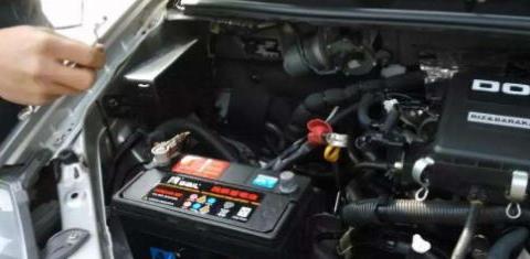 汽车停止行驶一直存放，电瓶多久会没电？汽修工：别超过这个数