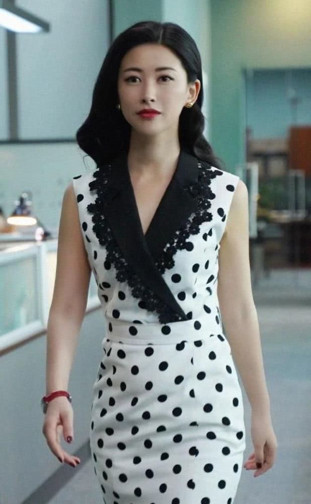 精英律师的栗娜带火了朱珠,身材,颜值,气质几乎三维一体