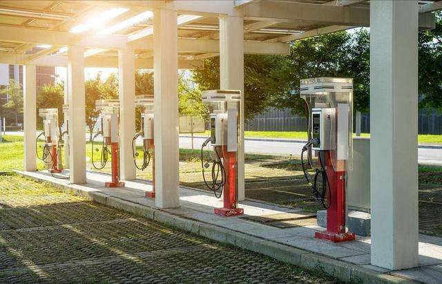 “新基建”风口来袭：中国新能源汽车充电桩产业链上中下游分析