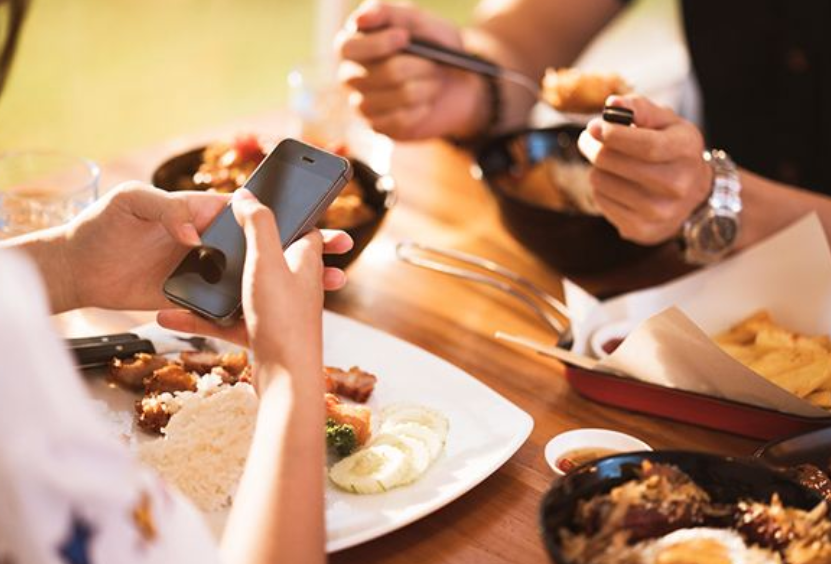 现代人的聋哑婚姻,同桌吃饭,各玩手机,你遇到了吗?