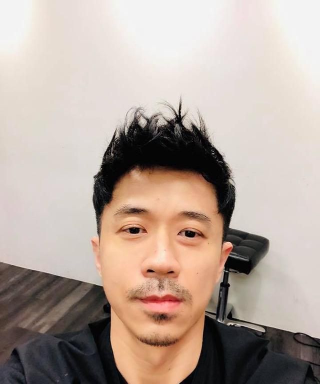 组图:49岁光良近照蓄起胡渣变大叔范 剪清爽短发帅气有型