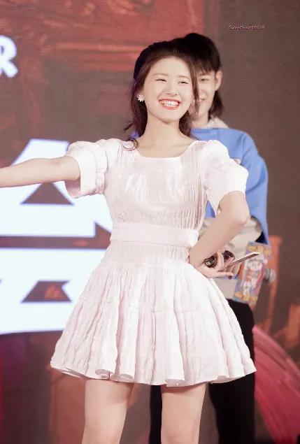 原以为赵露思只是笑容甜,当她穿短裙跳舞时,身后男星眼神藏不住