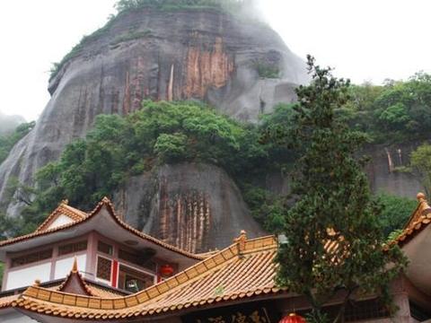 中国“最牛”寺庙，建在百丈高的悬崖上，四季香客络绎不绝