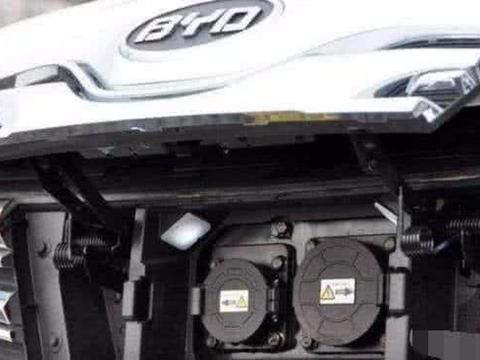 比亚迪和特斯拉差在哪？拆开底盘一看，差距一目了然