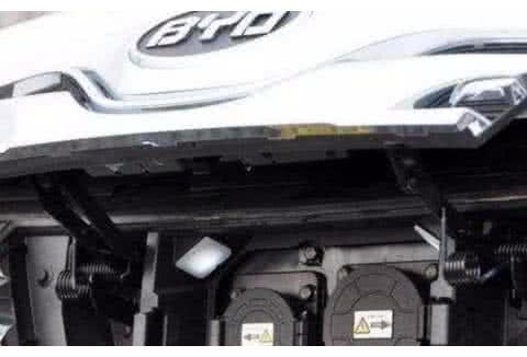 比亚迪和特斯拉差在哪？拆开底盘一看，差距一目了然