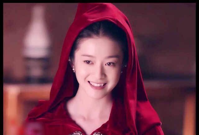 马苏饰演的练霓裳,练霓裳身披红色斗篷,白发红衣,更加艳丽 张雪迎
