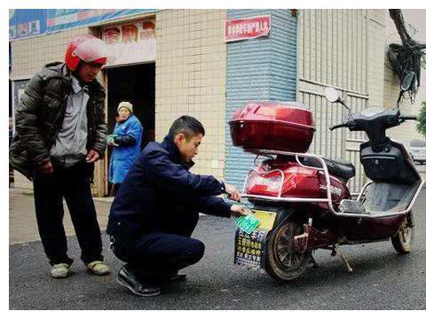电动车驾考引起老百姓不满，看到价格表，车主：把人逼到绝路