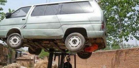 农村小伙买了一辆破车大家笑话他捡破烂，数月后再看这车竟成跑车