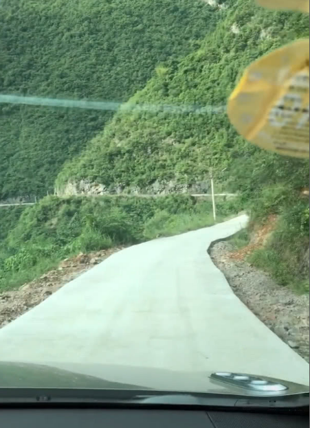 小哥山路开车称是最难走的路,拐弯后前车消失,网友:掉下去了