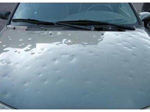 一场冰雹让万辆车子遭殃，汽车被砸成“蜂窝”，车主：保险能赔吗