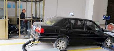 汽车尾气不达标，维修店直接说要换三元催化器，该不该换？