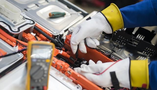 对比燃油车，新能源车除了差在补给和续航，还有一排排的路边店