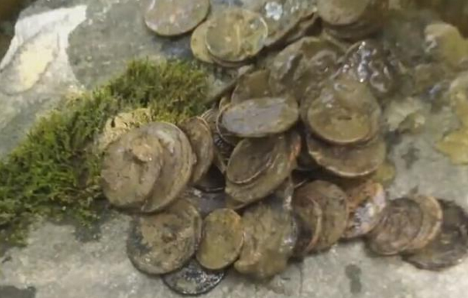 村民河里捞起个破旧盒子,里面的东西让他不淡定了
