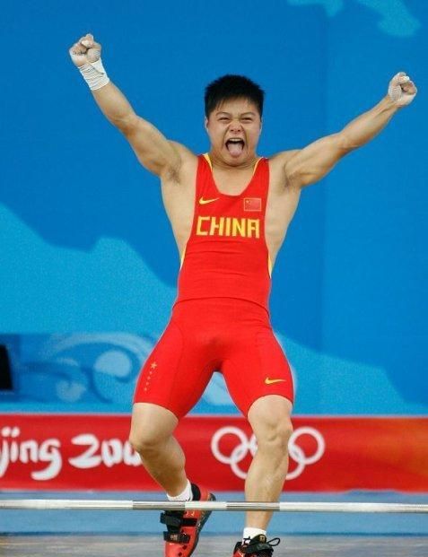 举重冠军龙清泉,身高1米56,“吐舌照”网上爆红