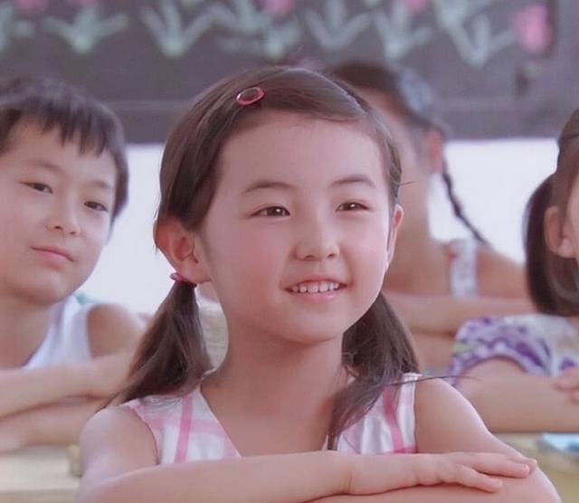 张子枫小时候也太萌了,果冻脸蛋甜美可爱,不愧是最小的冯女郎!