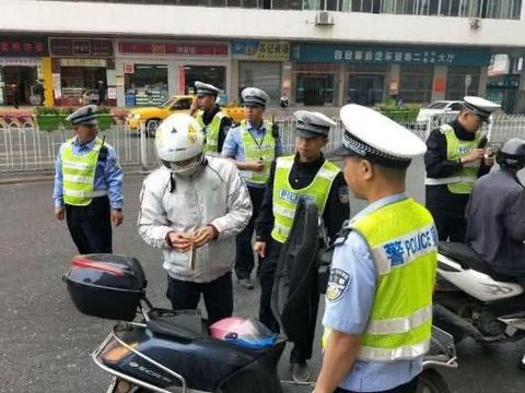 “禁摩限电”后，仍有堵车和安全隐患，老百姓：为何不禁燃油车