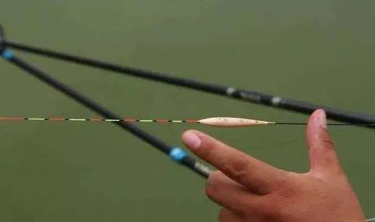 怎样装鱼钩和浮漂 b23b-iqyryku2462142.jpg