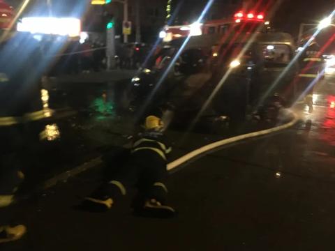 熊熊大火！常州金坛四中附近一辆面包车被烧毁！