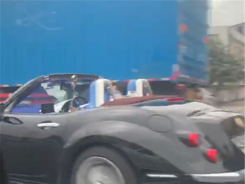 “高仿版”劳斯莱斯，车价248万，配金标，挂两地牌，还是敞篷